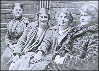 Right - left: Alice Wheeldon, Winnie Mason, Hettie Wheeldon and a guard, taken when on remand in 1917
